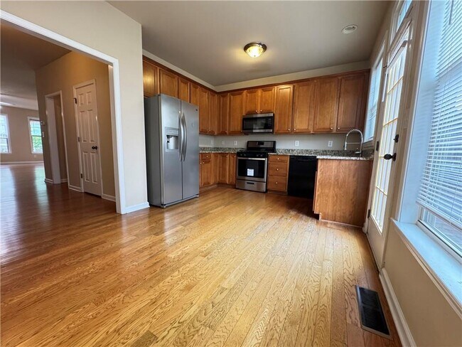 Building Photo - 738 Grove Manor Park