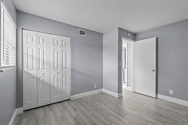 Building Photo - 120 Sparrow Dr