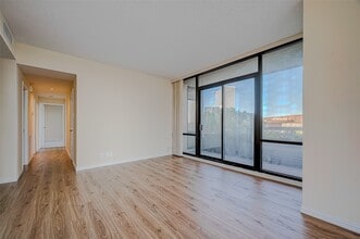Building Photo - 14 Greenway Plz