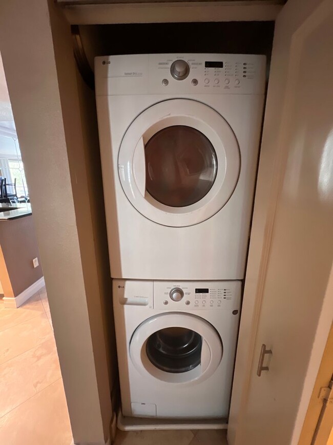 Building Photo - Fully furnished (Short Term Available) / G...