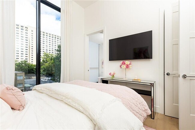 Building Photo - 2425 Peachtree Rd NE