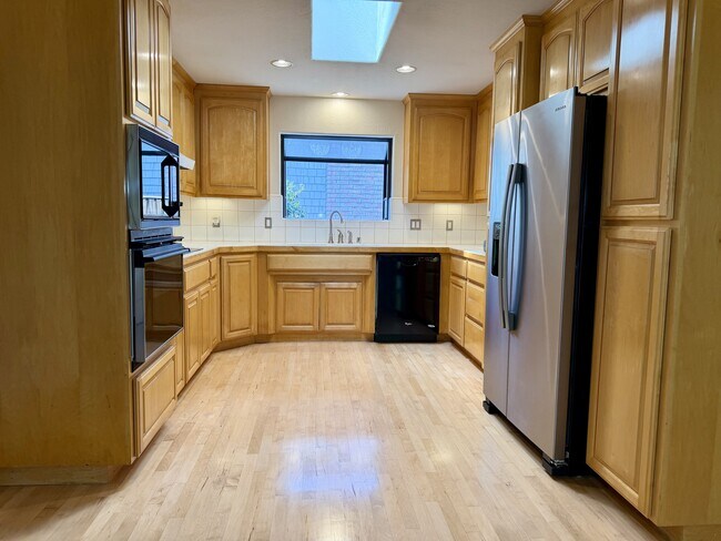 Building Photo - 213 Vía Lantana