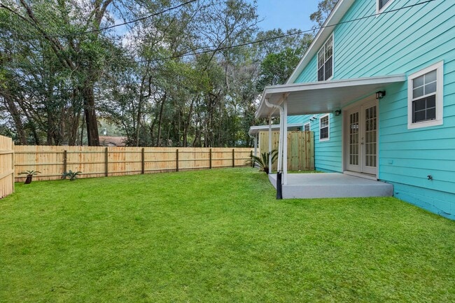 Building Photo - Beautifully Updated Townhouse