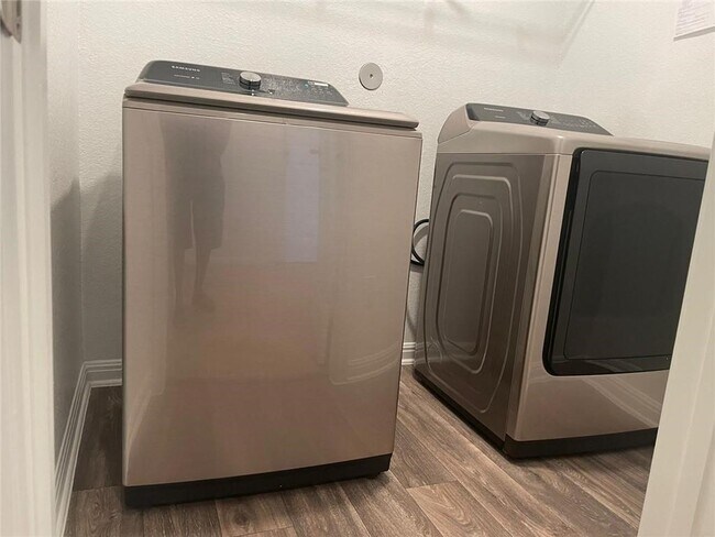 Building Photo - 309 Riverdale Dr