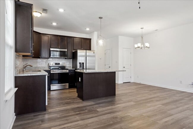 Building Photo - Huntington Pointe