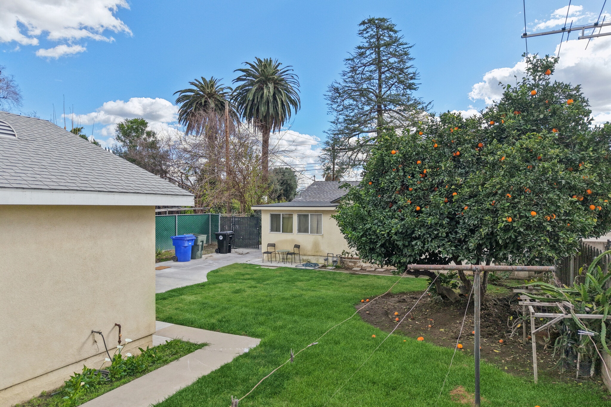 Building Photo - 1842 E Victoria Ave