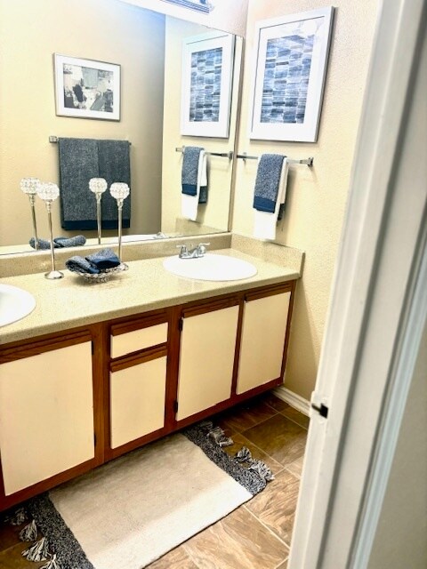 Building Photo - Townhouse! 2 bedroom 2.5 bath 2 car garage!