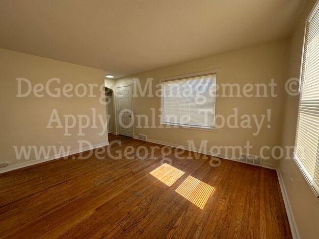 Building Photo - Gorgeous Spacious 4 Bedroom 1.5 Bath Singl...