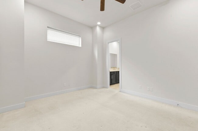 Building Photo - Modern Living in the Heart of the East End