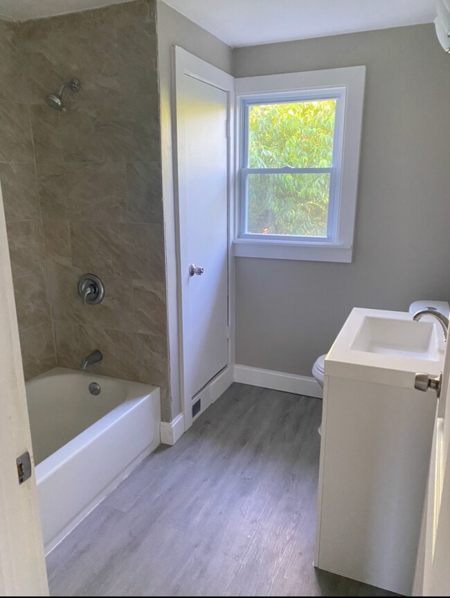 Building Photo - 1683 Colonial Dr