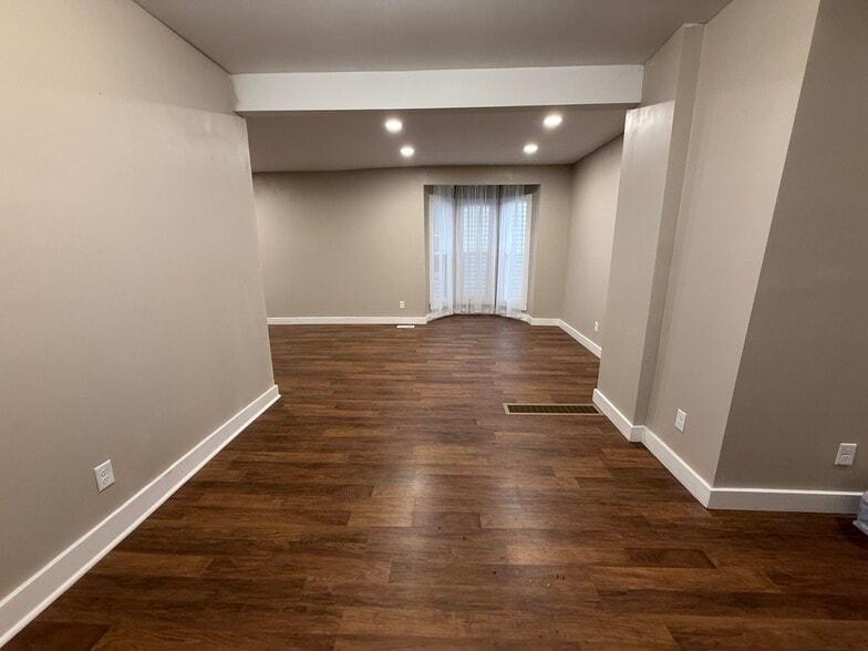 Building Photo - 810 E 8th St