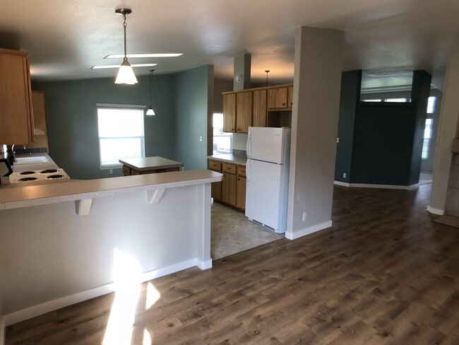 Building Photo - Beautiful and Convenient Turner Location!