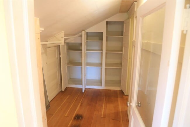 Building Photo - ON MONROE! Remodeled 4 Bed/2 Bath Better than on Campus