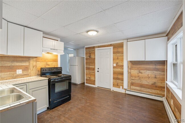 Building Photo - 262 W 4th St S