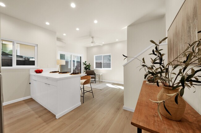 Downstairs Living/Wetbar - 1729 Keeaumoku St