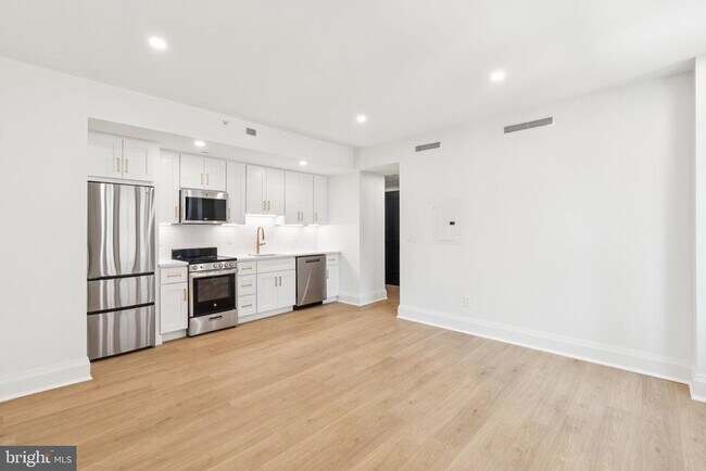 Building Photo - 135 S 19th St