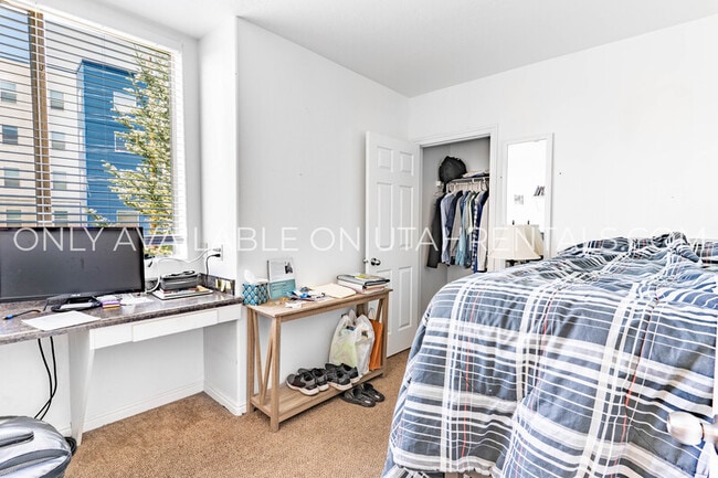 Building Photo - 898 E 700 N