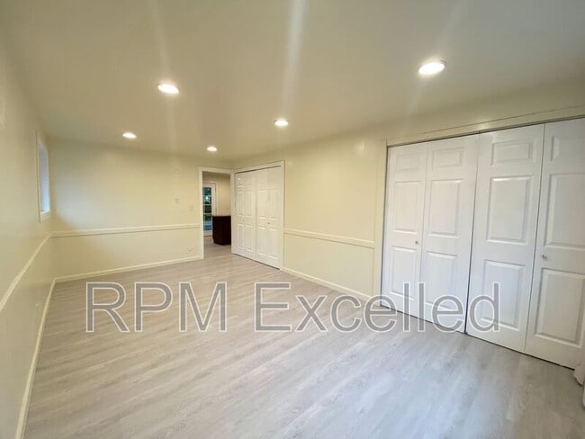 Building Photo - 3216 S 208th St