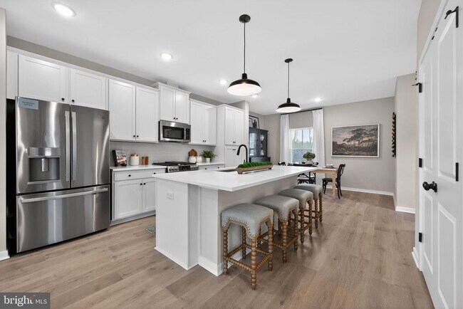 Building Photo - 44 Basswood St