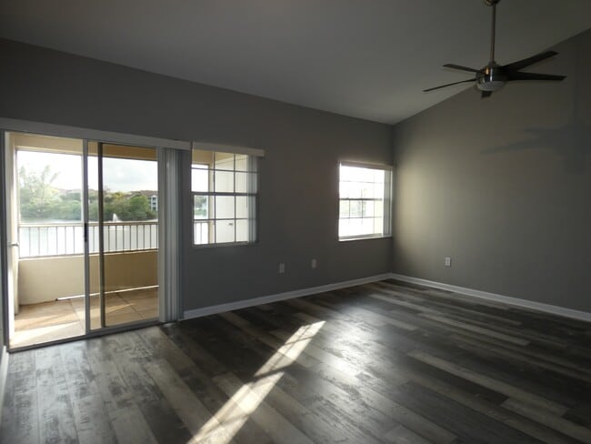 Building Photo - 2831 N Oakland Forest Dr