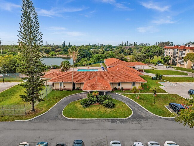 Building Photo - 4158 Inverrary Dr