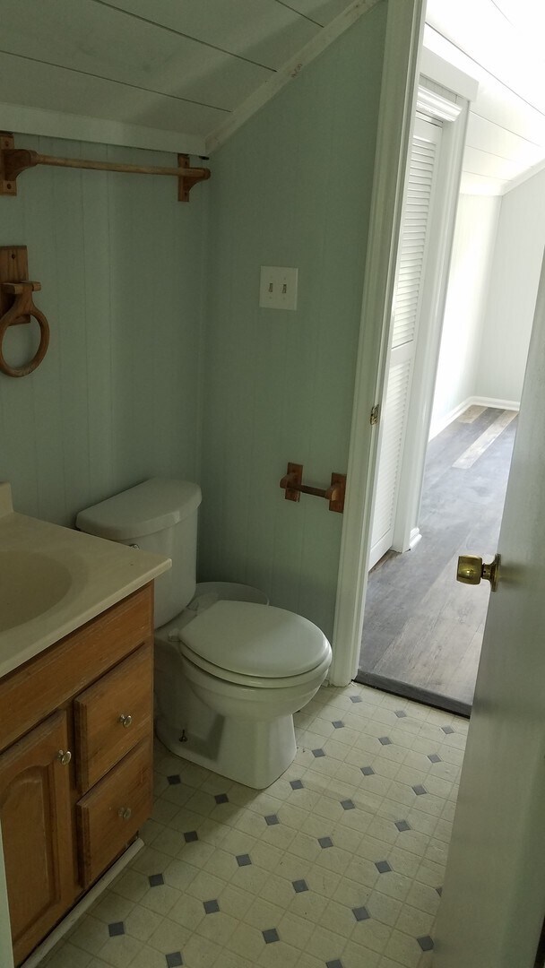 Building Photo - 5 bedroom / 4 bath home with a short drive to the beach!