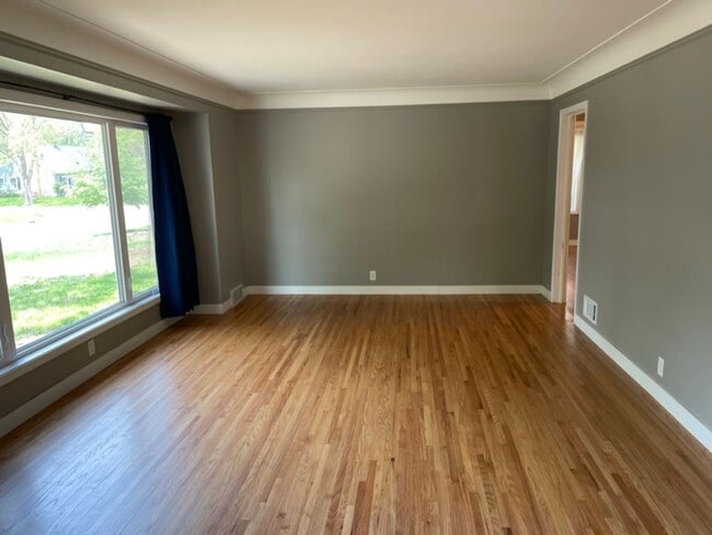 Building Photo - Updated, Modern, 4 Bed, 2 Bath, 3+Car Garage