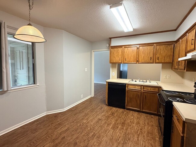 Building Photo - Spacious 2/2 rental home