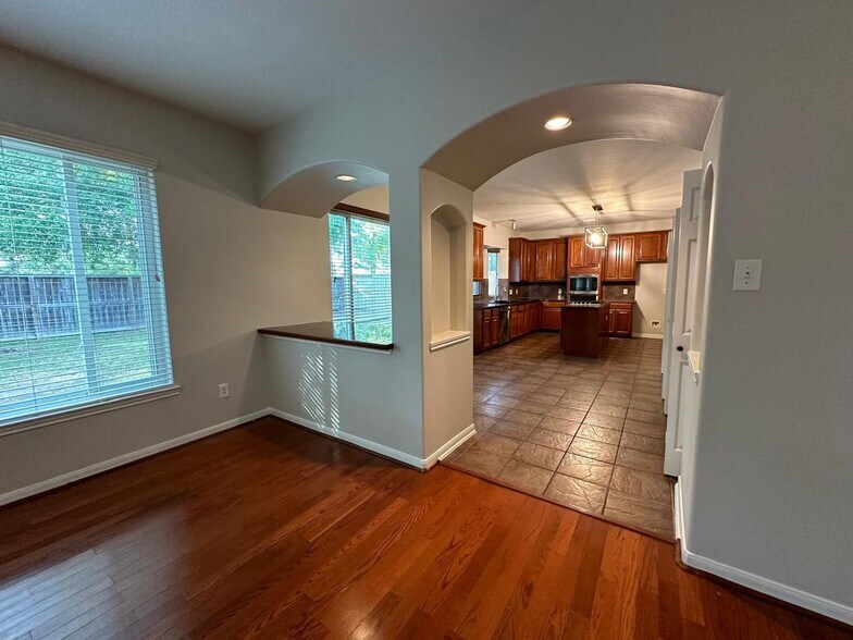 Building Photo - 9210 Memorial Grove Dr