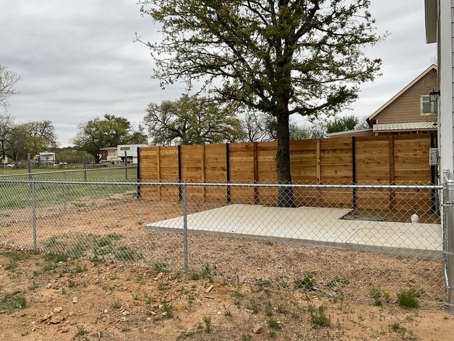 Building Photo - Beautiful 2 Bedroom/ 1 1/2 Bath Duplex in Kingsland, TX.