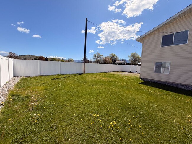 Building Photo - Spacious 3 Bed, 2.5 Bath House in Spokane Valley!