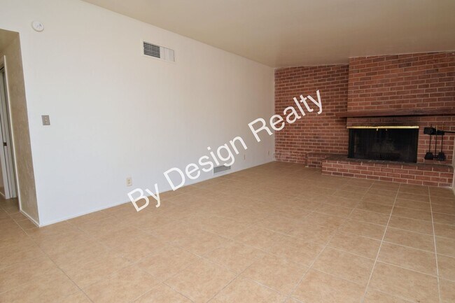 Building Photo - Spacious 3 Bed 2 Bath Eastside Home w/Huge Yard & Fireplace