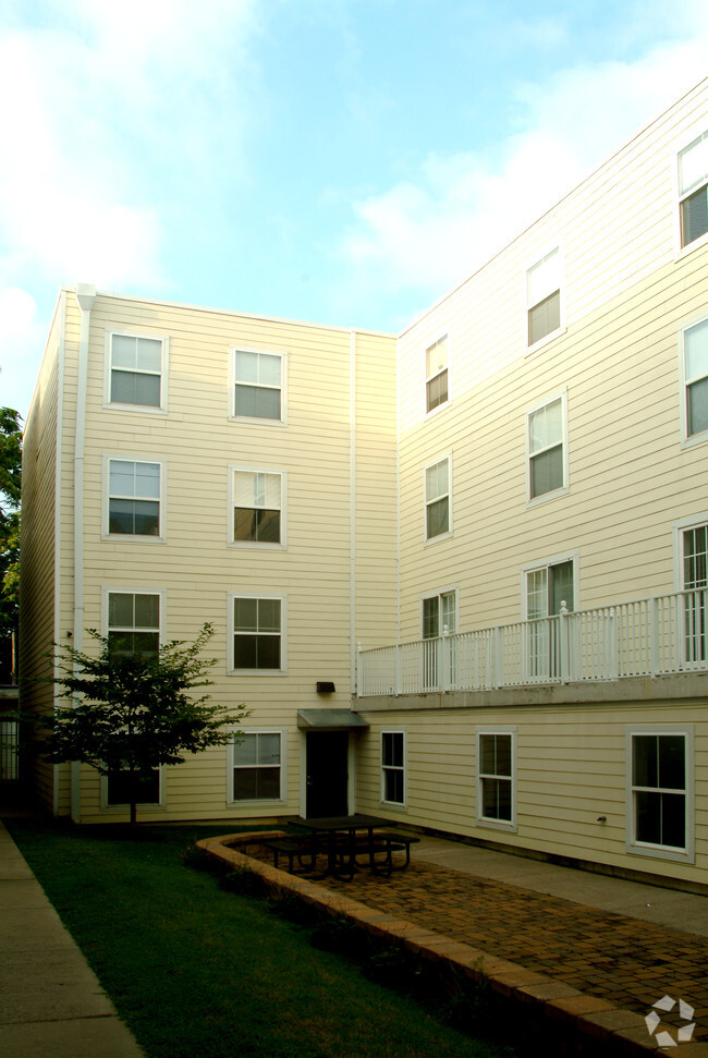 Building Photo - Pine Court Apartments III