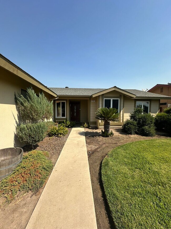 Building Photo - Charming 3 bedroom 2 bathroom home located...
