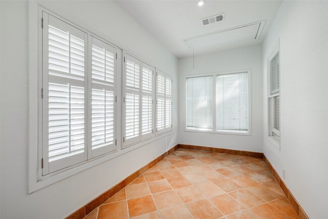 Building Photo - 6204 Kirby Dr