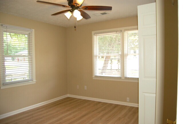 Building Photo - 2103 Woodward Dr