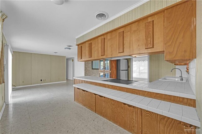 Building Photo - 21 E Walnut Ave