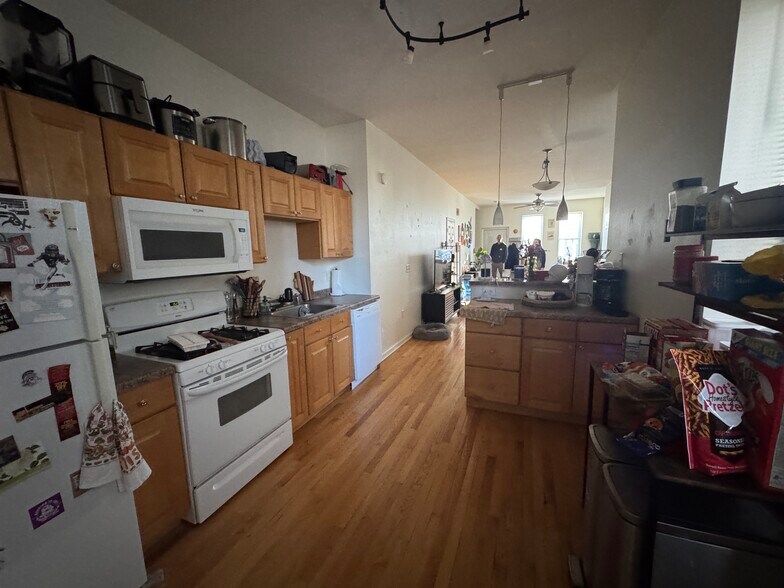 Building Photo - 385 E Becher St