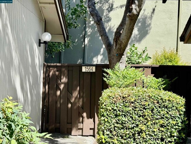 Primary Photo - 1564 Candelero Dr