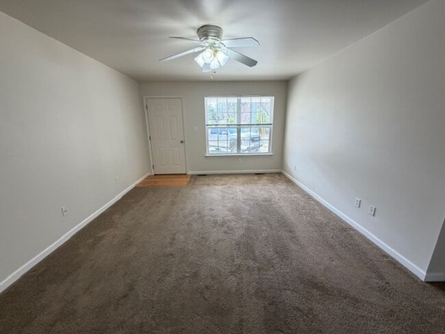 Building Photo - Well Maintained 2 Bedroom 2 Bath Duplex with Garage