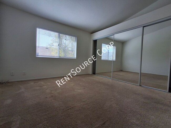 Building Photo - 2 Bedroom Townhome for Rent in the Saugus