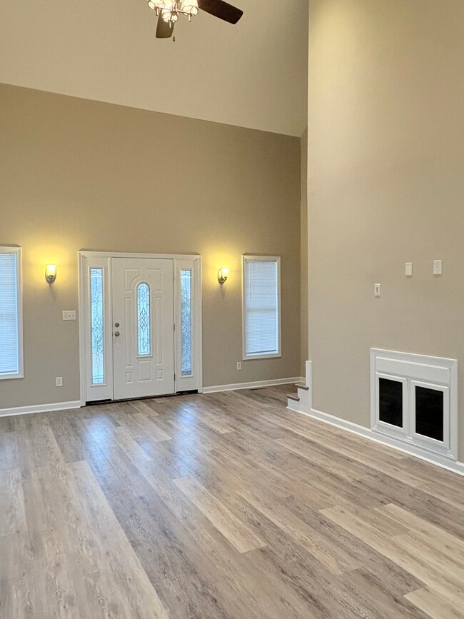 Building Photo - 135 Daisy Field Ct