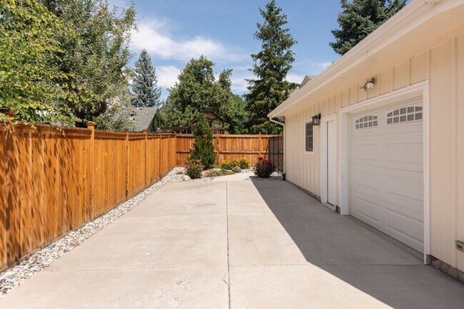 Building Photo - 5 Bedroom 2.5 Bath Retreat in Prime Arvada...