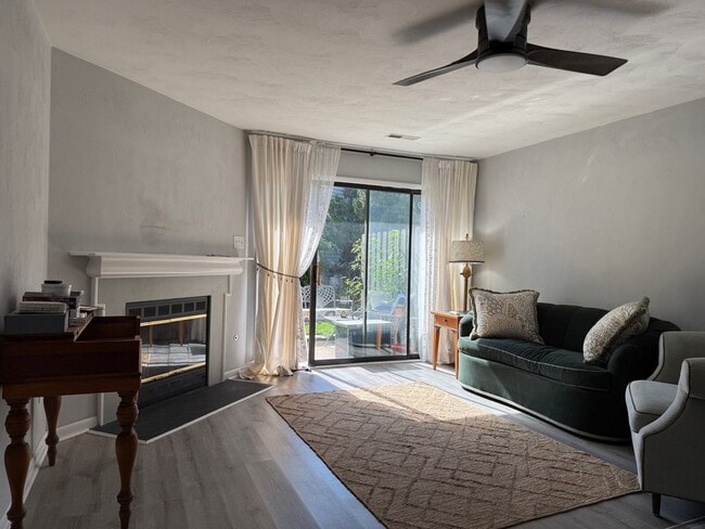 Building Photo - Charming 2 Bedroom 2 Bathroom Condo Locate...