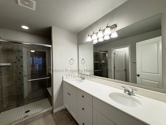 Building Photo - 6227 Lenexa Grv