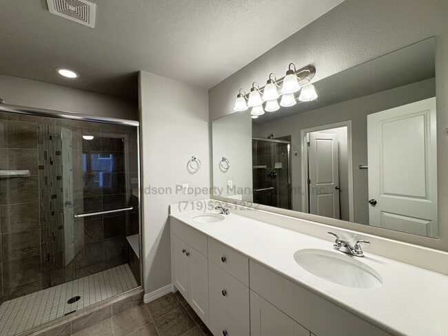 Building Photo - Gorgeous 3 Bedroom Townhouse Located in No...