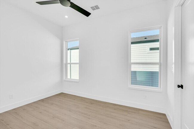 Building Photo - 1707 Nomas St