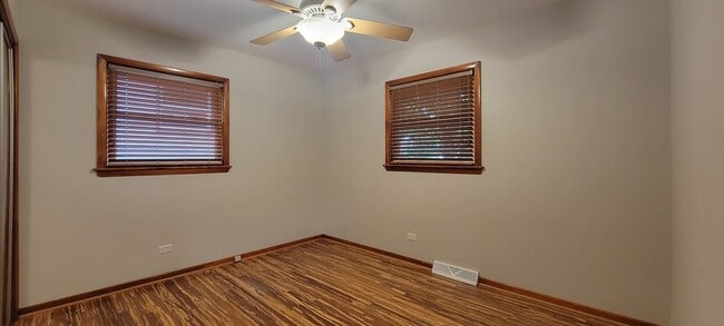 Building Photo - 532 Oakwood Dr