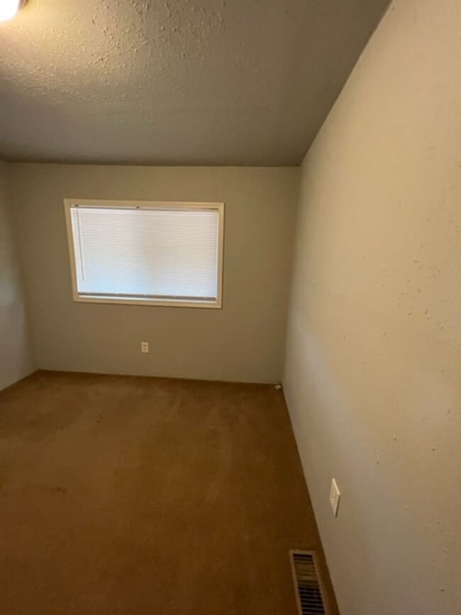 Building Photo - Large 3 Bedroom 2 Bath with Fenced Yard