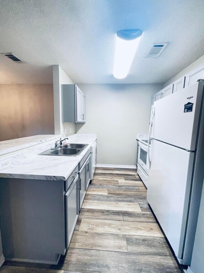 Building Photo - 214 Tooke St